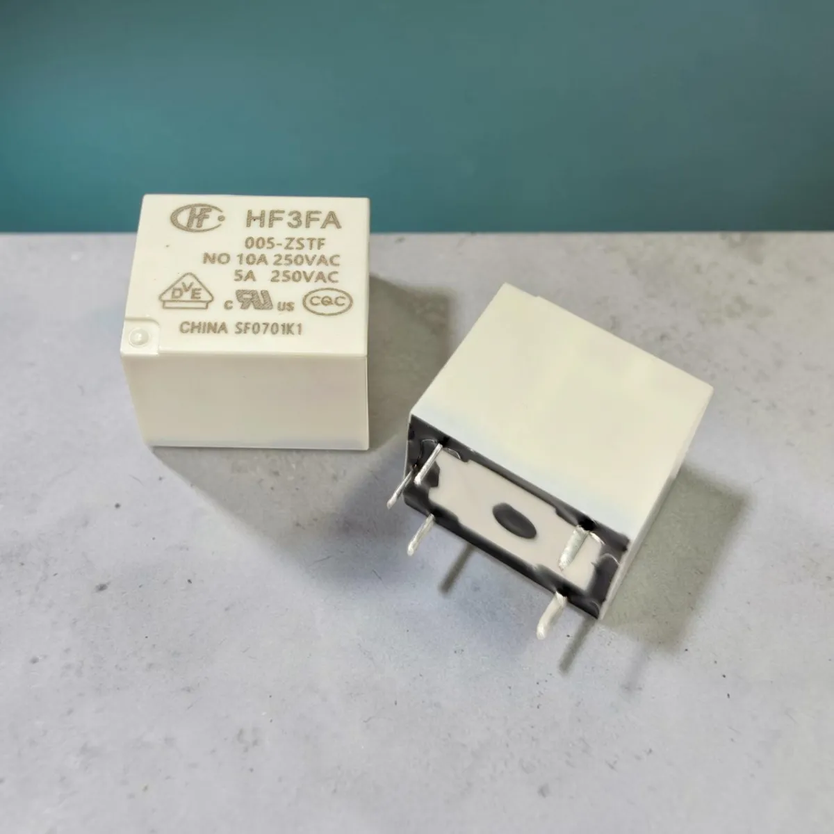 Реле 5V HF3FA-005-ZSTF