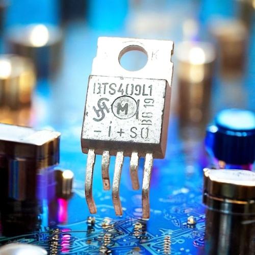 BTS409L1 TO-220 �� ��������-�������� komlark.ru