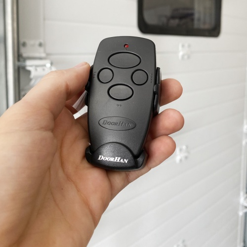 Пульт для шлагбаумов и ворот DoorHan Transmitter 4 кнопки, 4-х канальный 433 Mhz фото, изображение фото 2 Пульт для шлагбаумов и ворот DoorHan Transmitter 4 кнопки, 4-х канальный 433 Mhz от интернет-магазина komlark.ru фото 2