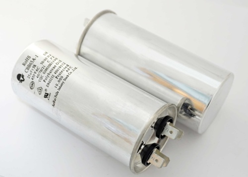 CBB-65A-1 25 µF 450V 45x100 со сдвоенными клеммами в алюм фото, изображение CBB-65A-1 25 µF 450V 45x100 со сдвоенными клеммами в алюм от интернет-магазина komlark.ru